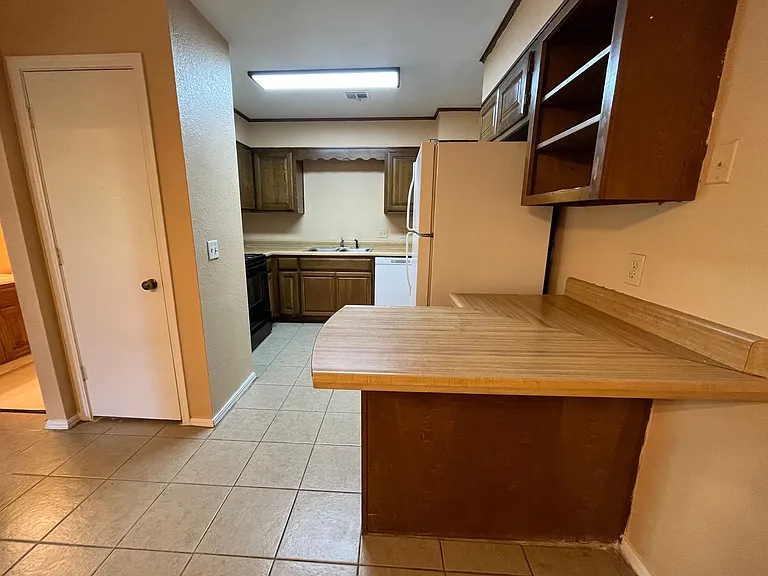 1402 W Lansing St — Photo 5
