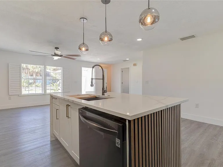 2261 S Flagler Ave — Photo 9