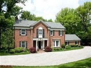 2 Glenview Rd, Saint Louis, MO 63124