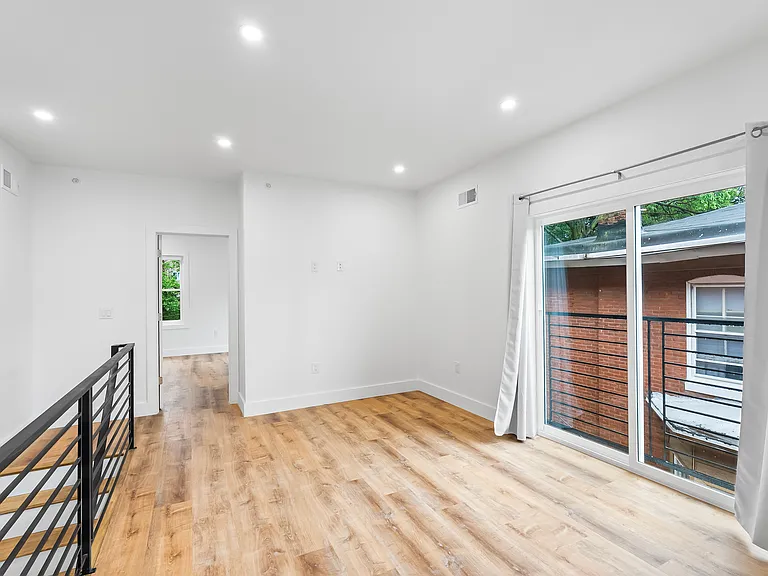 442 W Queen Ln #2 — Photo 22