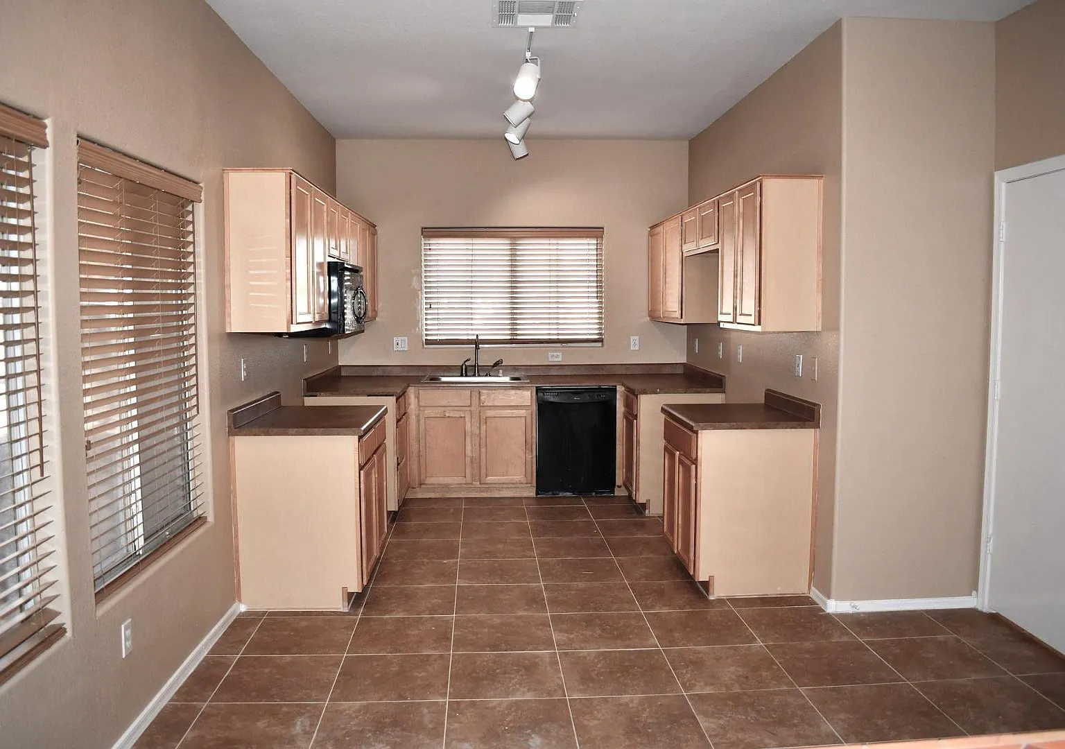 3 bed, 2.0 bath, 1352 sqft, $2,000 — Photo 4