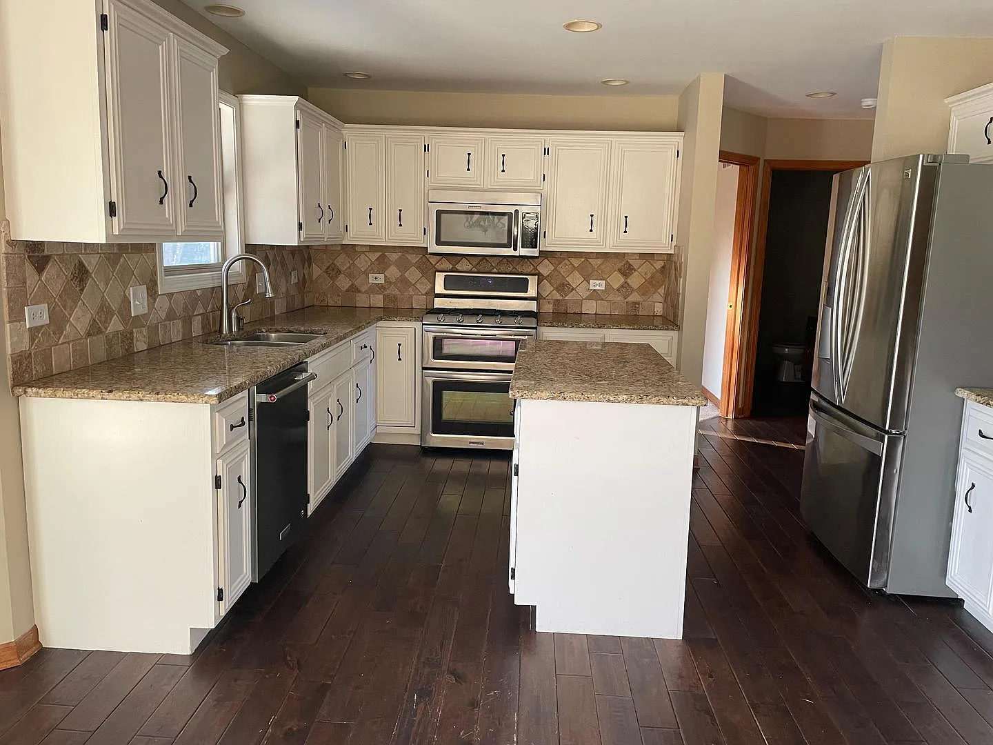 4 bed, 4.0 bath, 2565 sqft, $3,950 — Photo 4