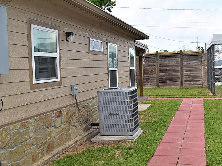 412 Pecan St — Photo 5