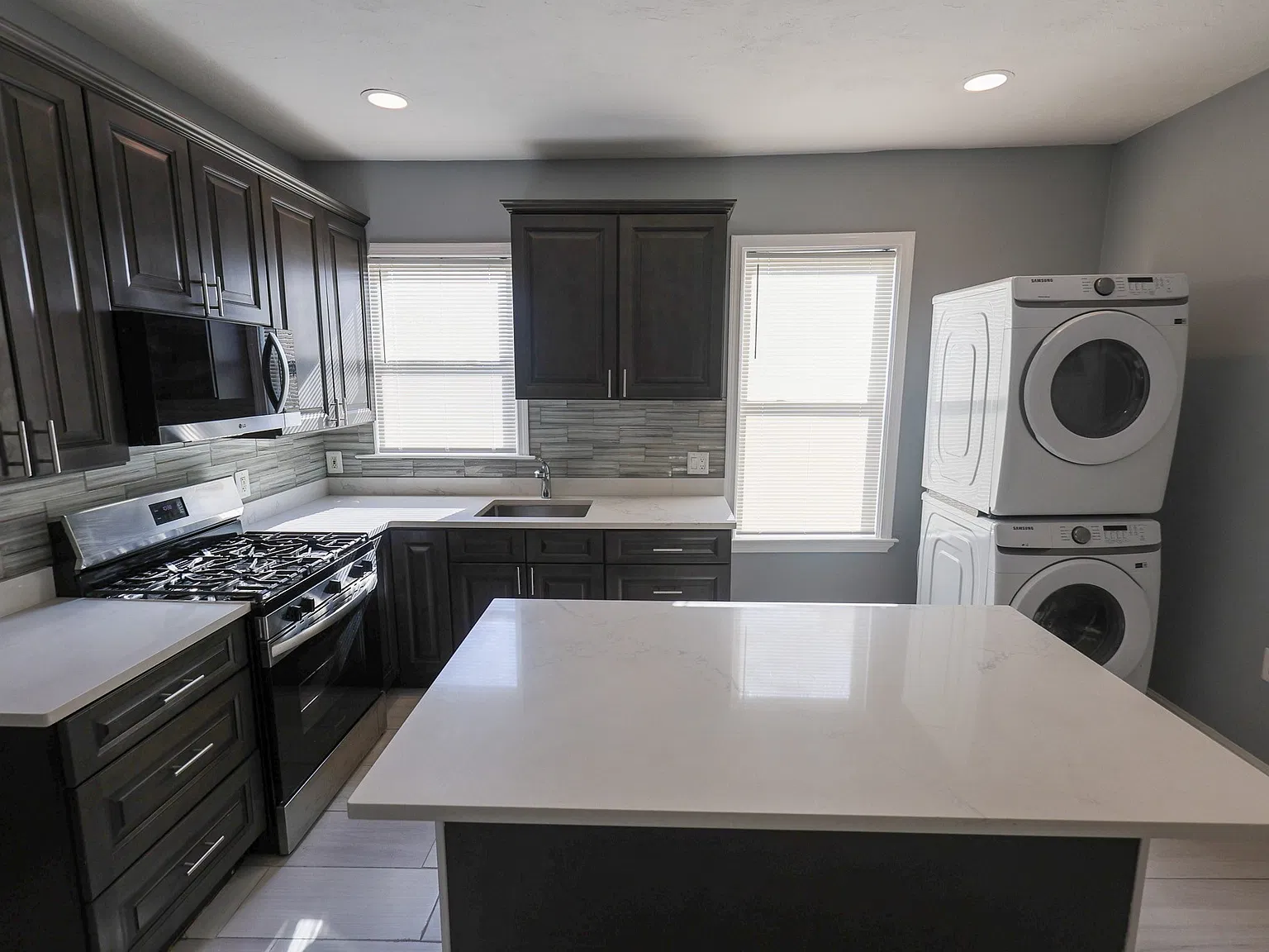 3 bed, 1.0 bath, 1200 sqft, $3,300 — Photo 3