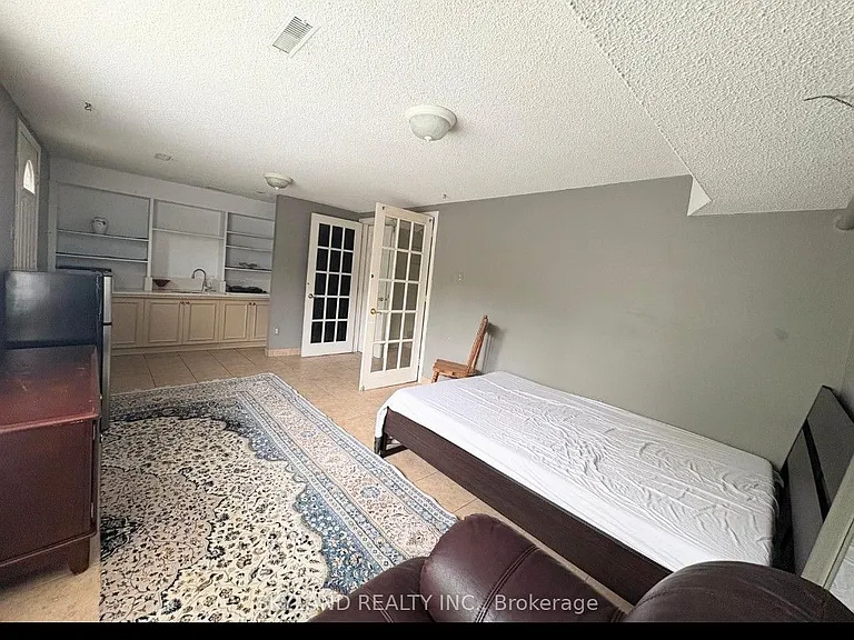 98 Henderson Dr — Photo 7
