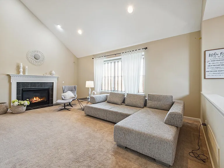 24323 Bellingham Dr — Photo 20