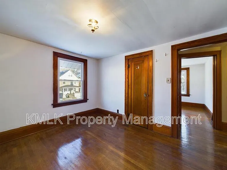 524 Allyn St — Photo 38
