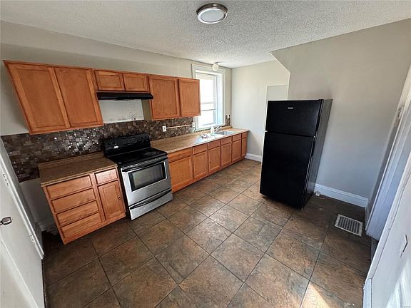 2nd image of 3422 Pine Grove Ave