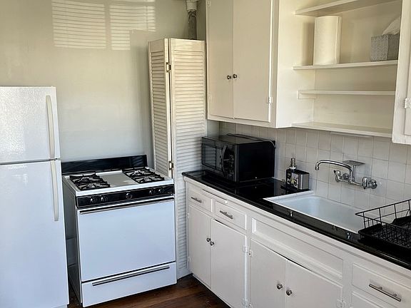 5th image of 321 E MELROSE DR
