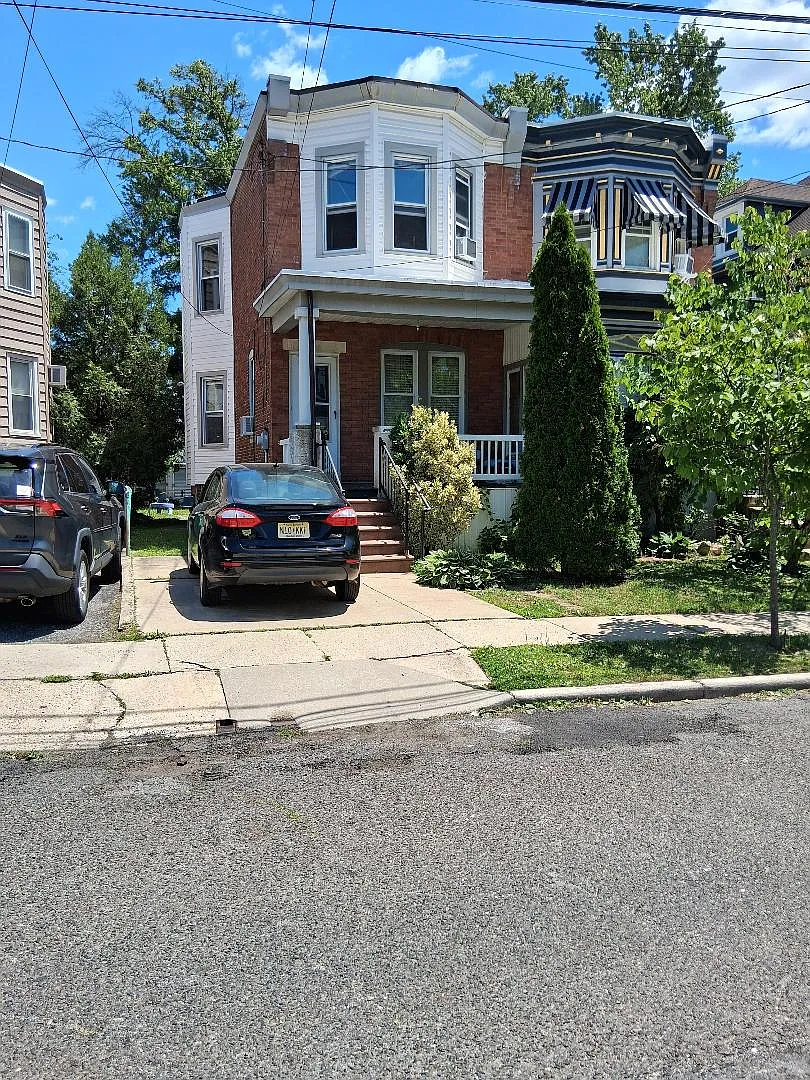 3 bed, 1.5 bath, 1282 sqft, $2,300 — Photo 2