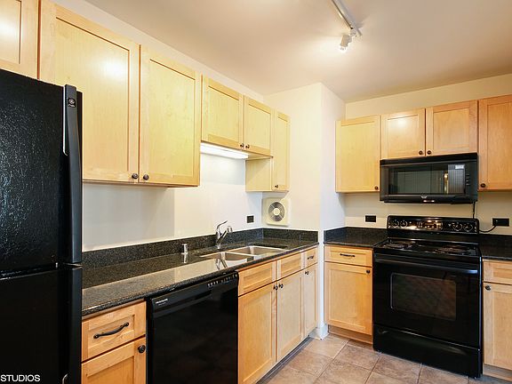 3rd image of 1250 N La Salle Dr APT 1708