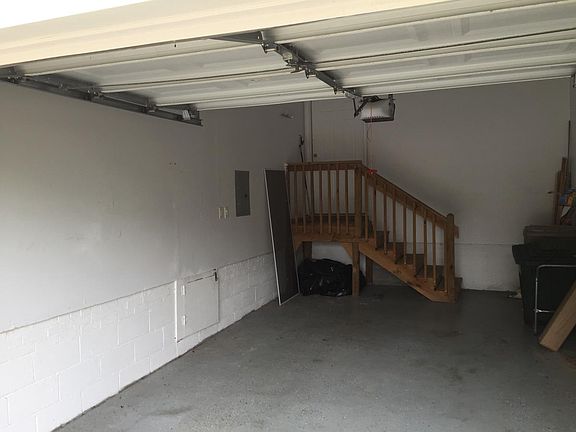 One car garage w/opener