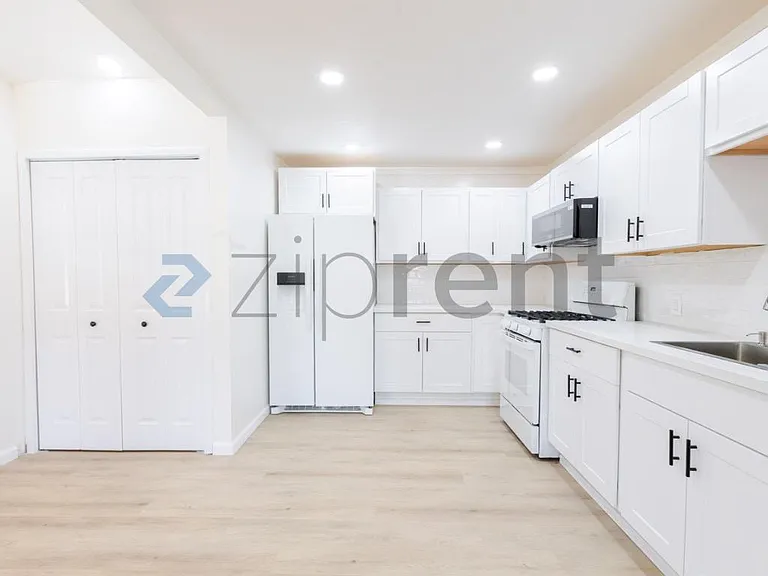 5637 44th St — Photo 9
