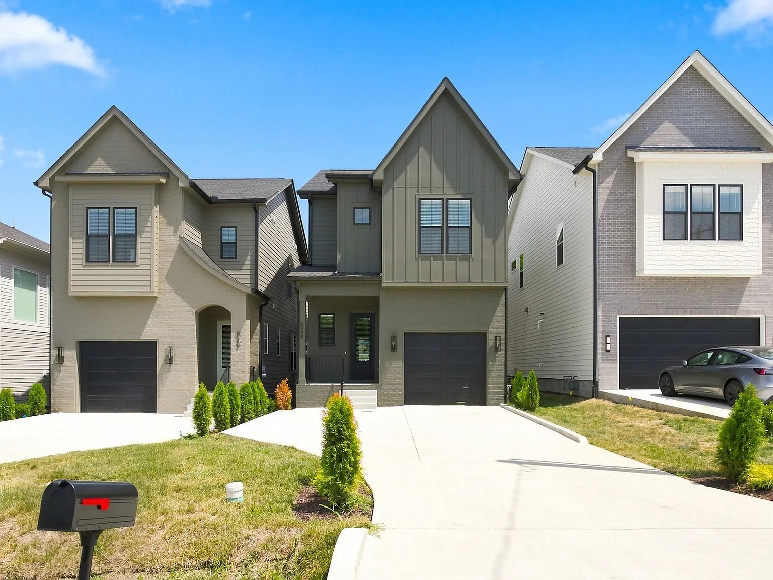 4 bed, 4.5 bath, 2292 sqft, $4,600 — Photo 2
