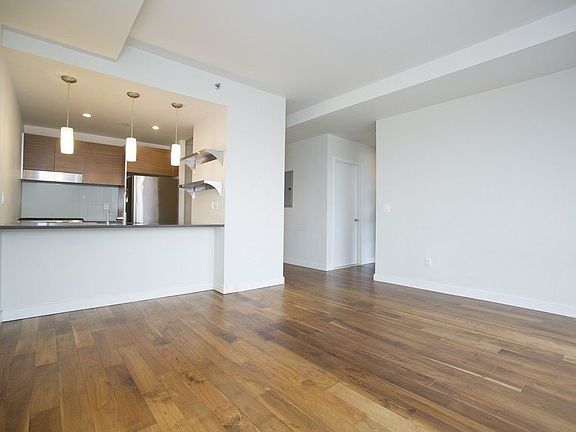 3rd image of 1063 Jackson Ave APT 6C