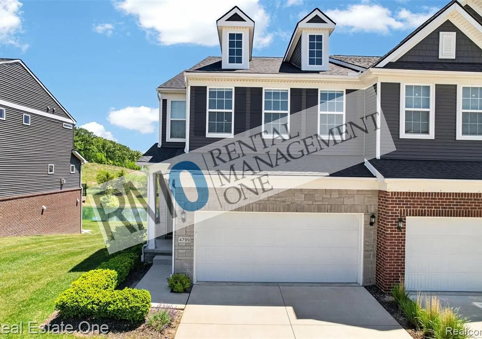 Modern 3-Bedroom Condo in Lake Orion Near I-75 — Photo 1
