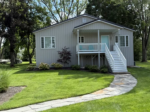 8911 E Circle Dr N, Syracuse, IN 46567