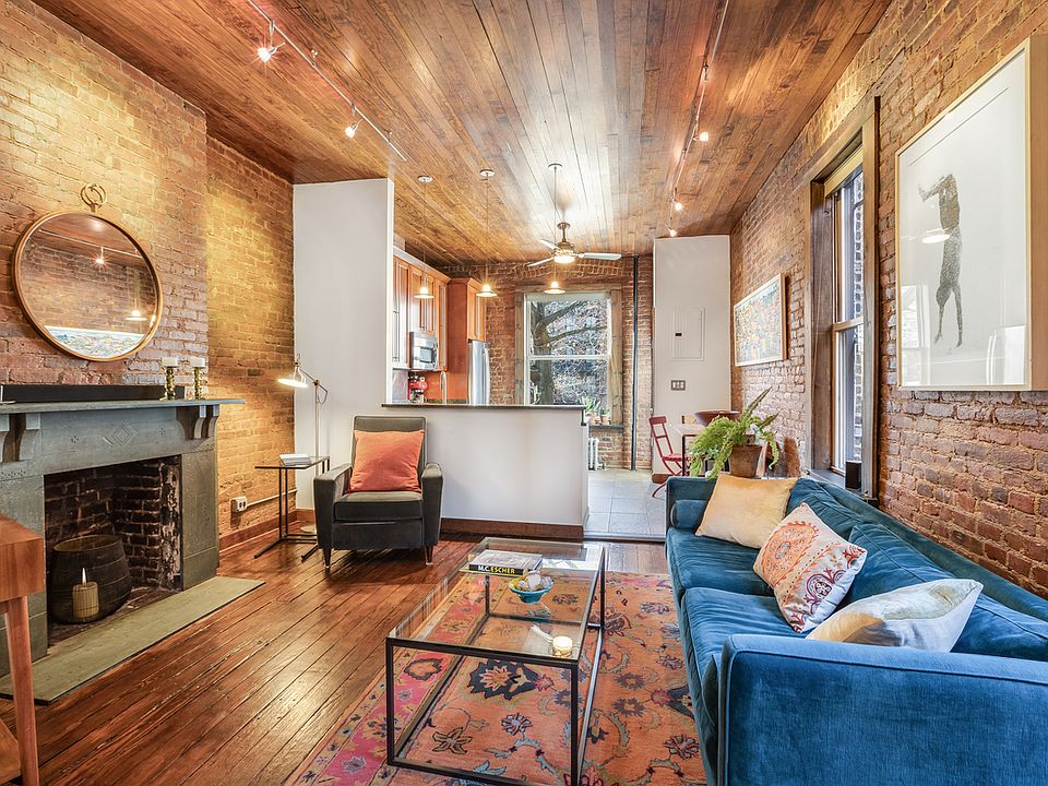 1st image of 30 Willow Pl APT 1