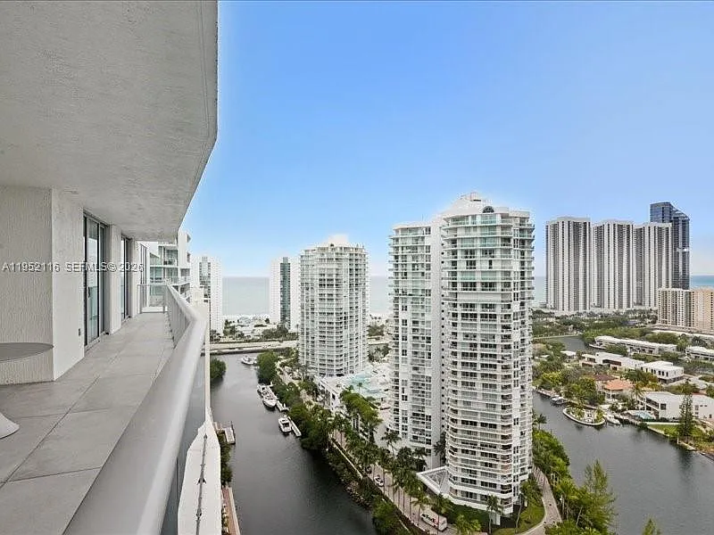 Parque Towers Condo — Photo 3