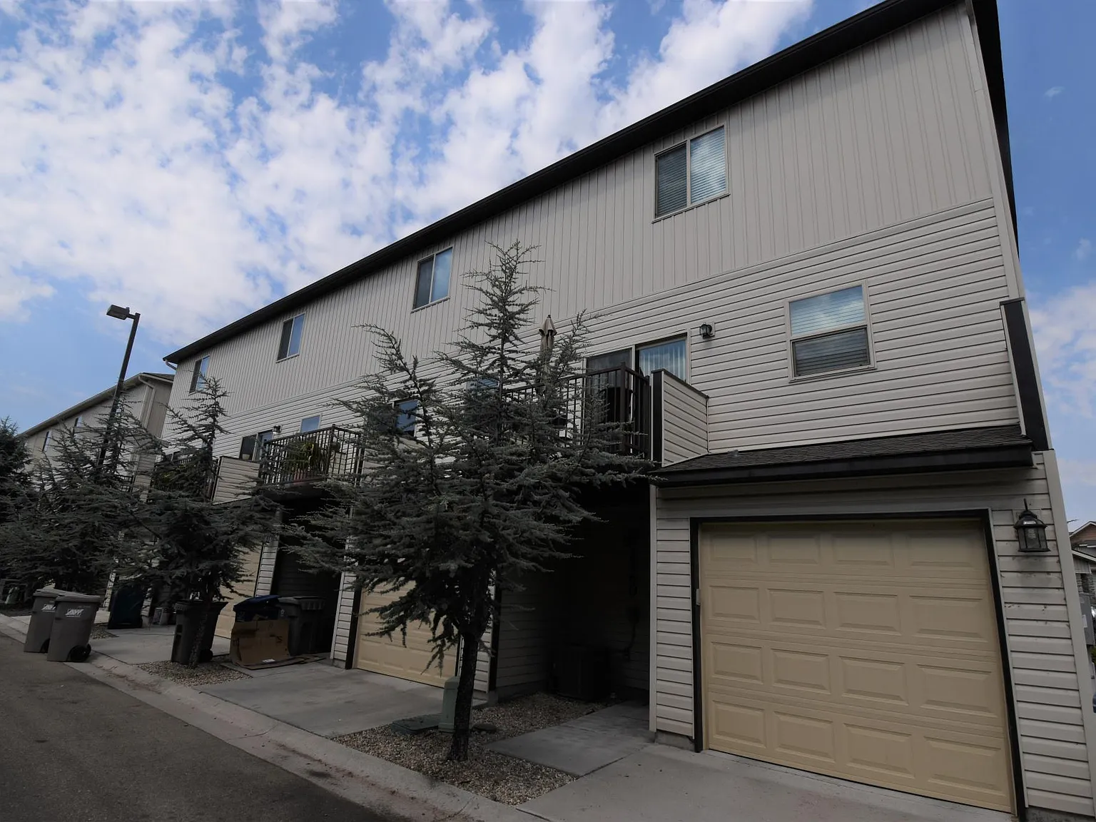 3 bed, 2.5 bath, 1340 sqft, $1,895 — Photo 2