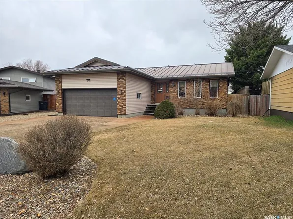 119 MONTGOMERY CRESCENT, Weyburn, SK S4H 2X6