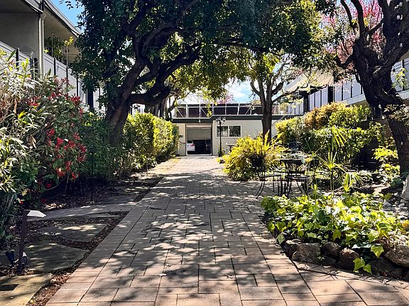 Courtyard @ The Whitehouse Apartments