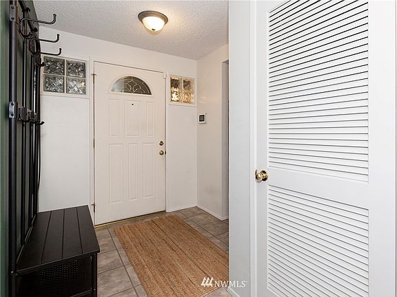Entry way with coat closet