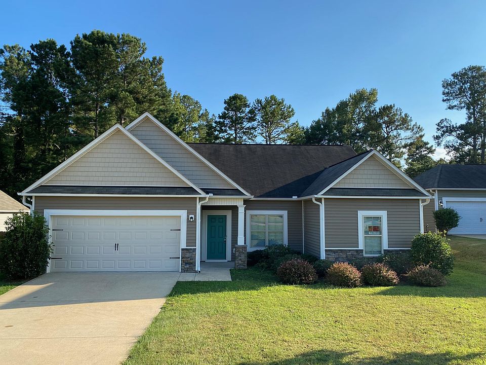 Great home with spacious front yard and driveway, ready to rent!