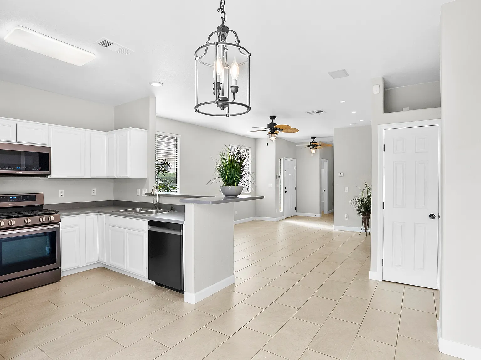 3 bed, 1305 sqft, $2,300 — Photo 4