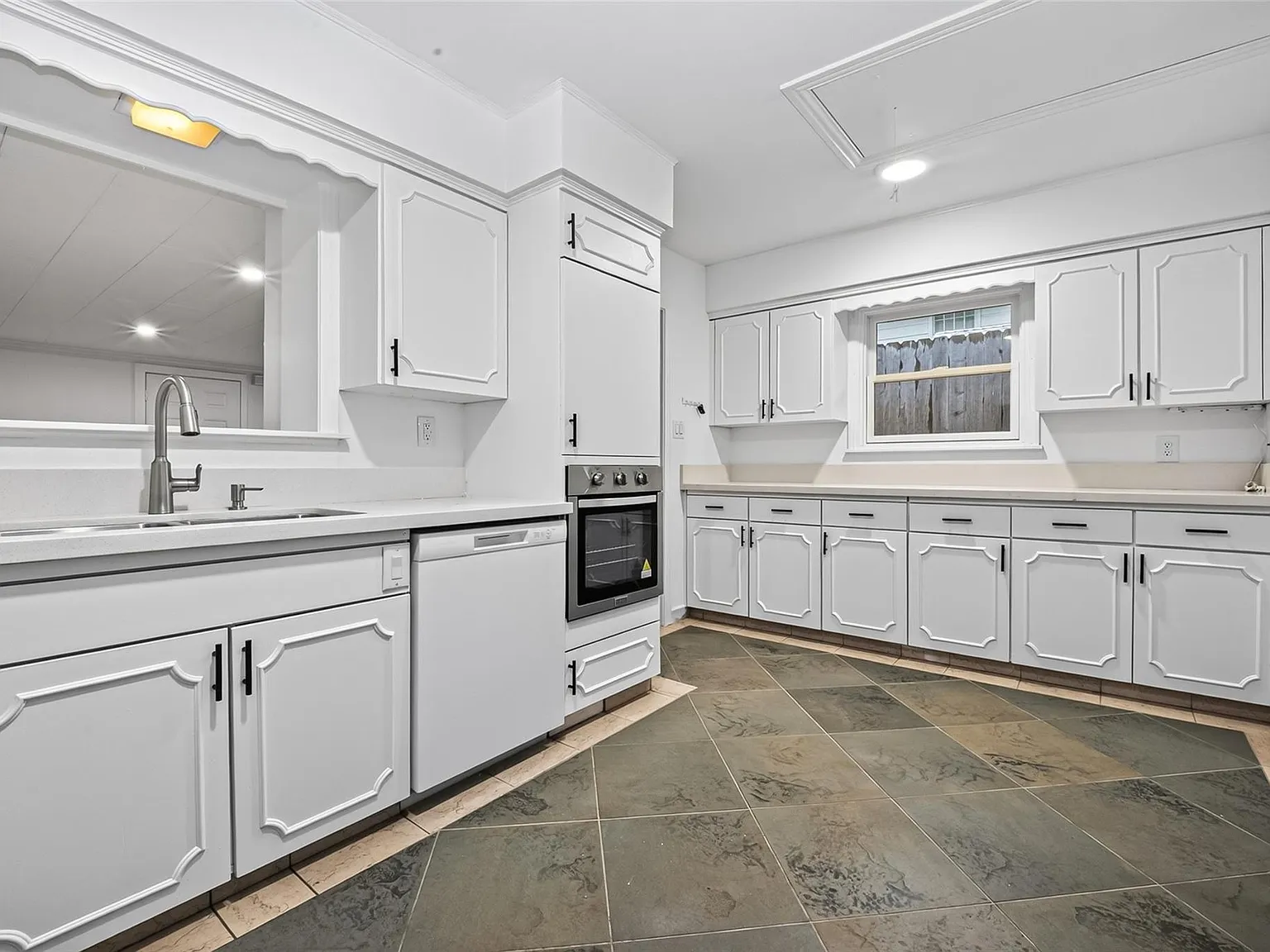 3 bed, 2.0 bath, 1761 sqft, $3,700 — Photo 4
