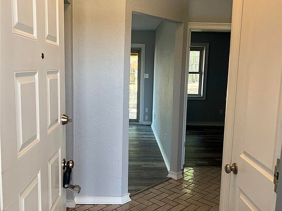 3rd image of 3906 SW Parkridge Blvd