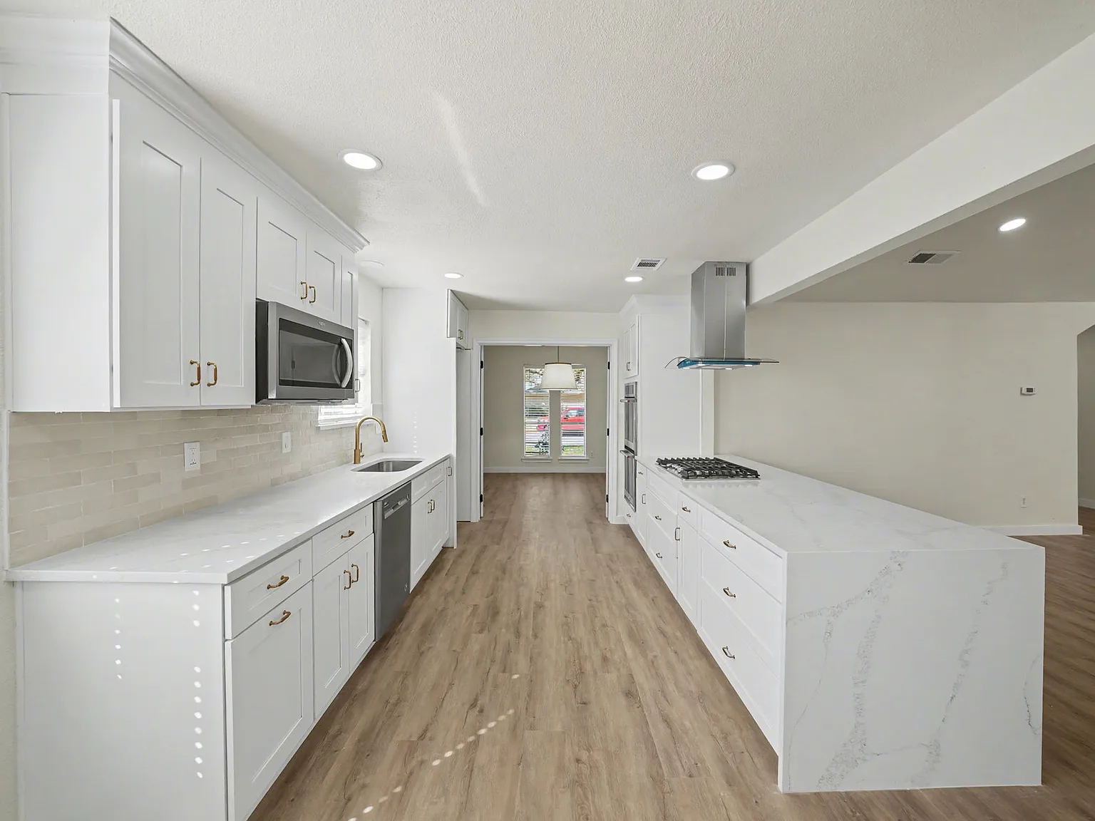 4 bed, 2.5 bath, 2318 sqft, $3,750 — Photo 3