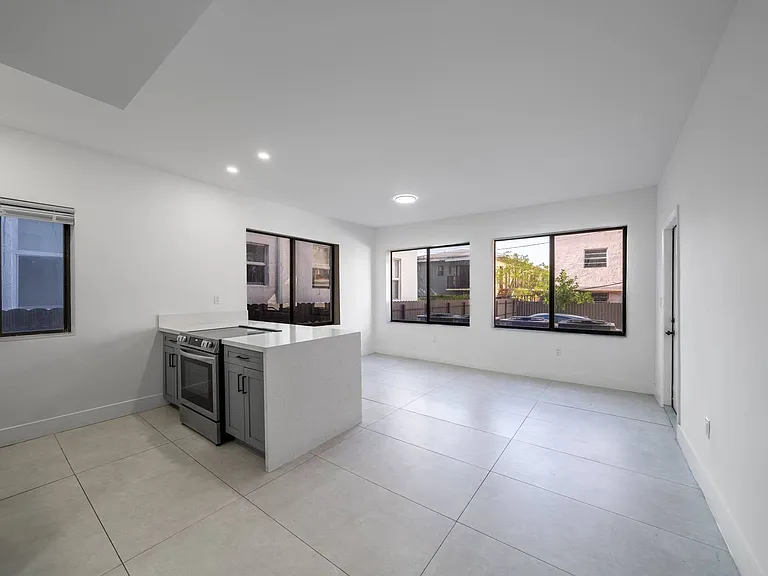 2/1 $2,000/mo, newly renovated in Little Havana! / 2/1 $2,000/mes, remodelado en Little Havana. — Photo 17