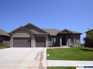 19104 Ridgemont St, Omaha, NE 68136