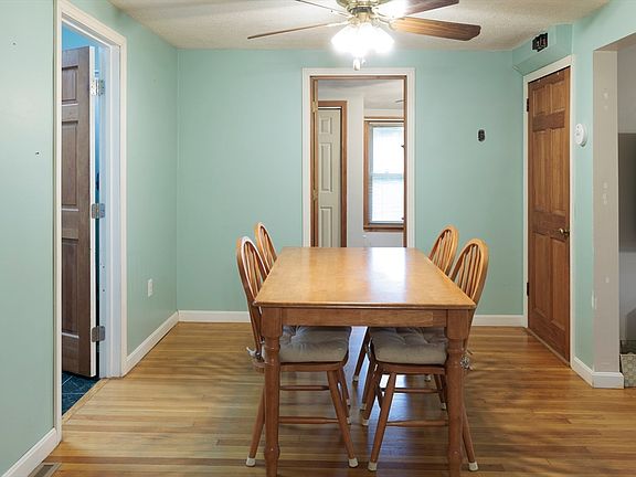 4th image of 10 Larsen Ln