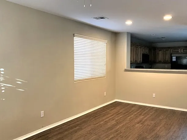 4 bed, 2.5 bath, 1957 sqft, $2,320 — Photo 4