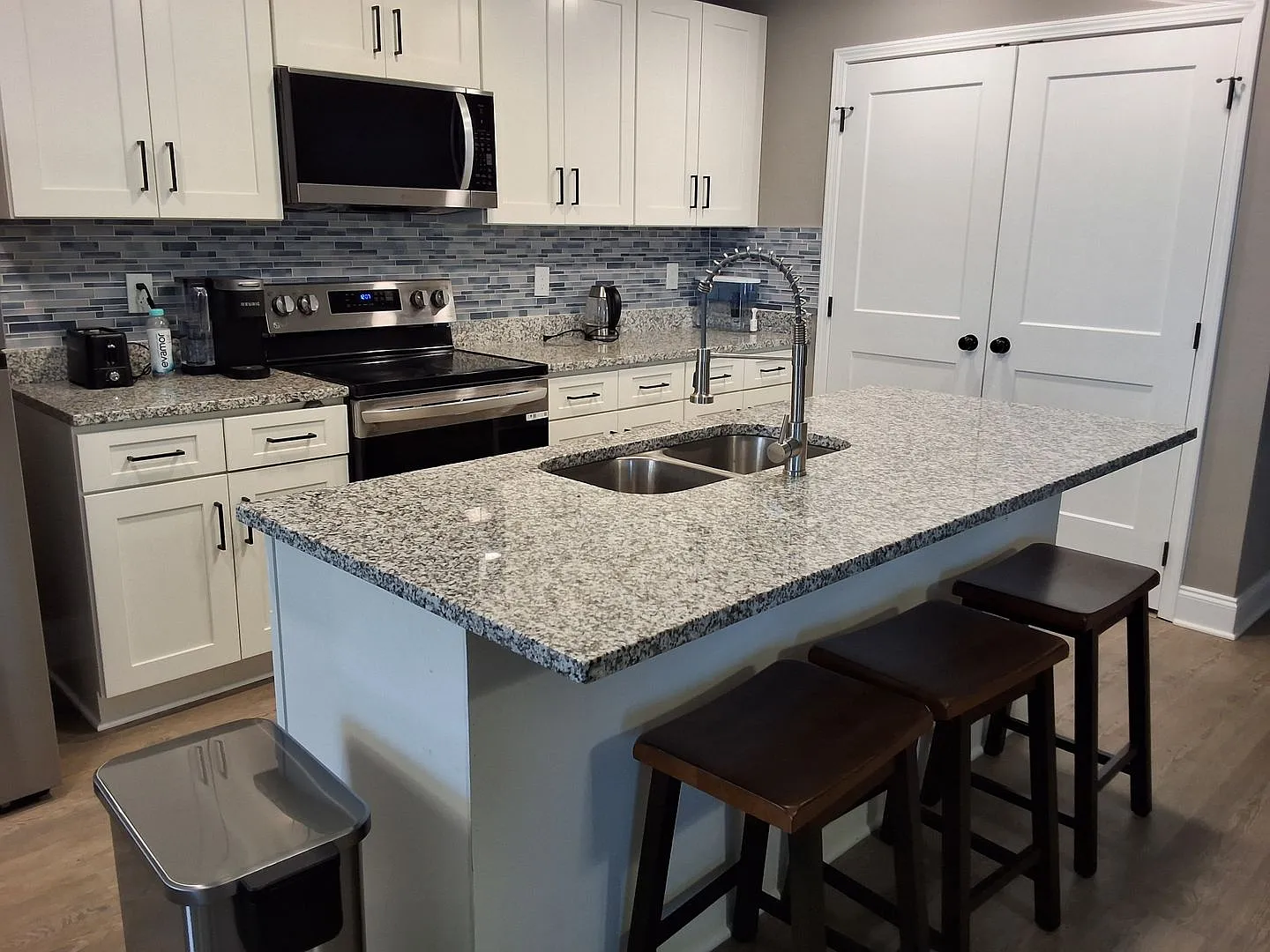 3 bed, 2.0 bath, 1300 sqft, $2,650 — Photo 4