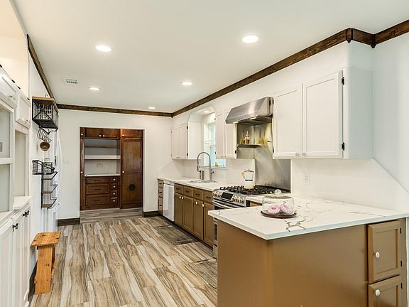 4th image of 5501 Main St