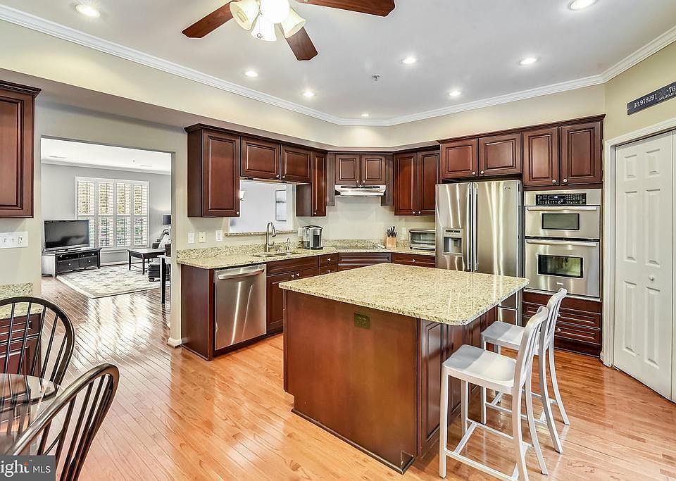 1st image of 24 Harbour Heights Dr