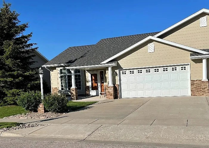 1915 Sunnysprings Dr — Photo 1