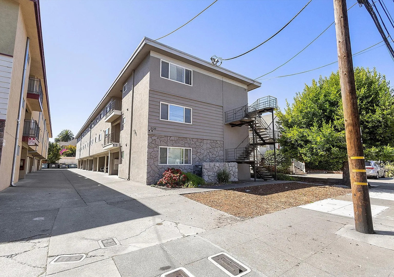 2136 Lincoln Ave #J - 1 bedroom | 1 bath — Photo 2