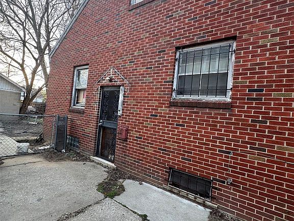 4th image of 19261 Mitchell St