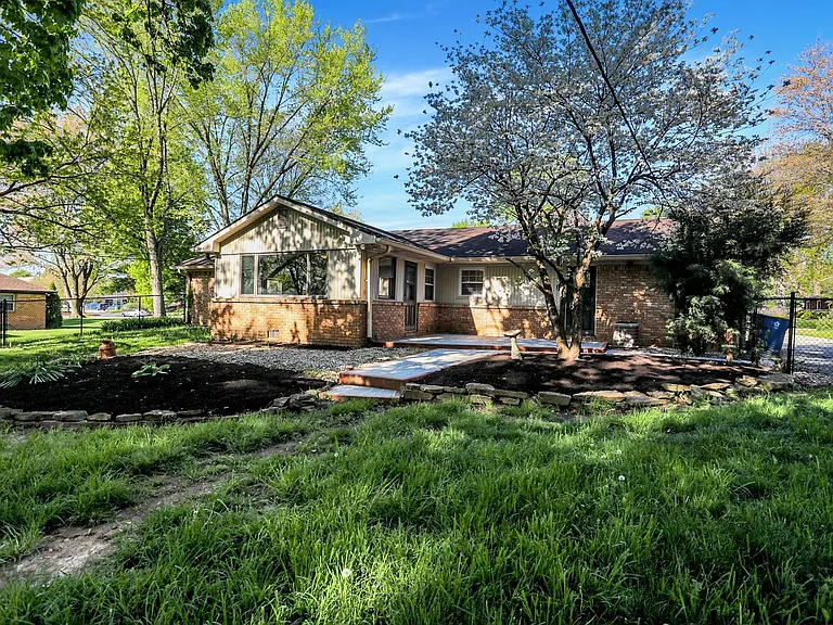 9803 Lakewood Dr W — Photo 36