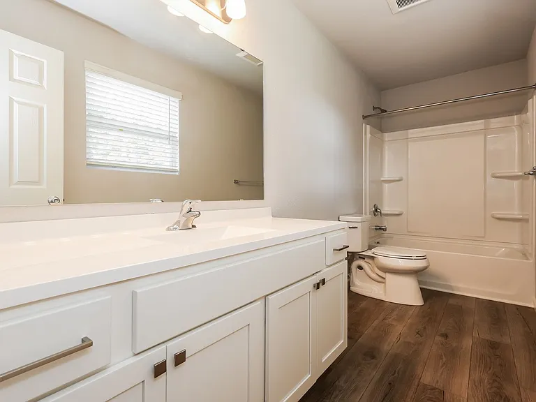 137 W Mason St — Photo 12