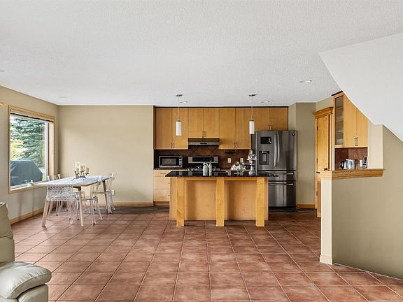 5th image of 120 S Simcoe Close SW