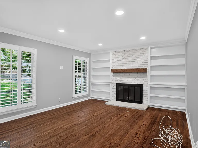807 Cardova Dr NE — Photo 5