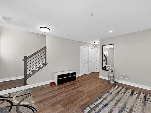 5th image of 321 Chestnut St