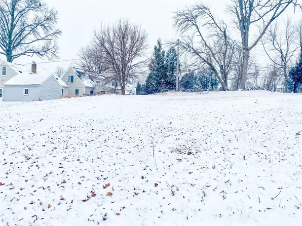 1241 Hazel Dr NE, Cedar Rapids, IA 52402