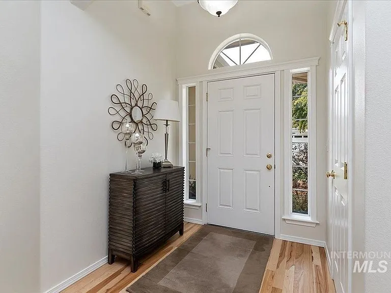 806 S Gray Eagle Way — Photo 2