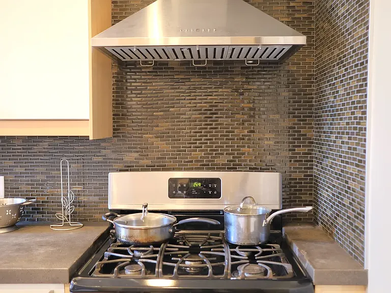 1041 Mirror St — Photo 3